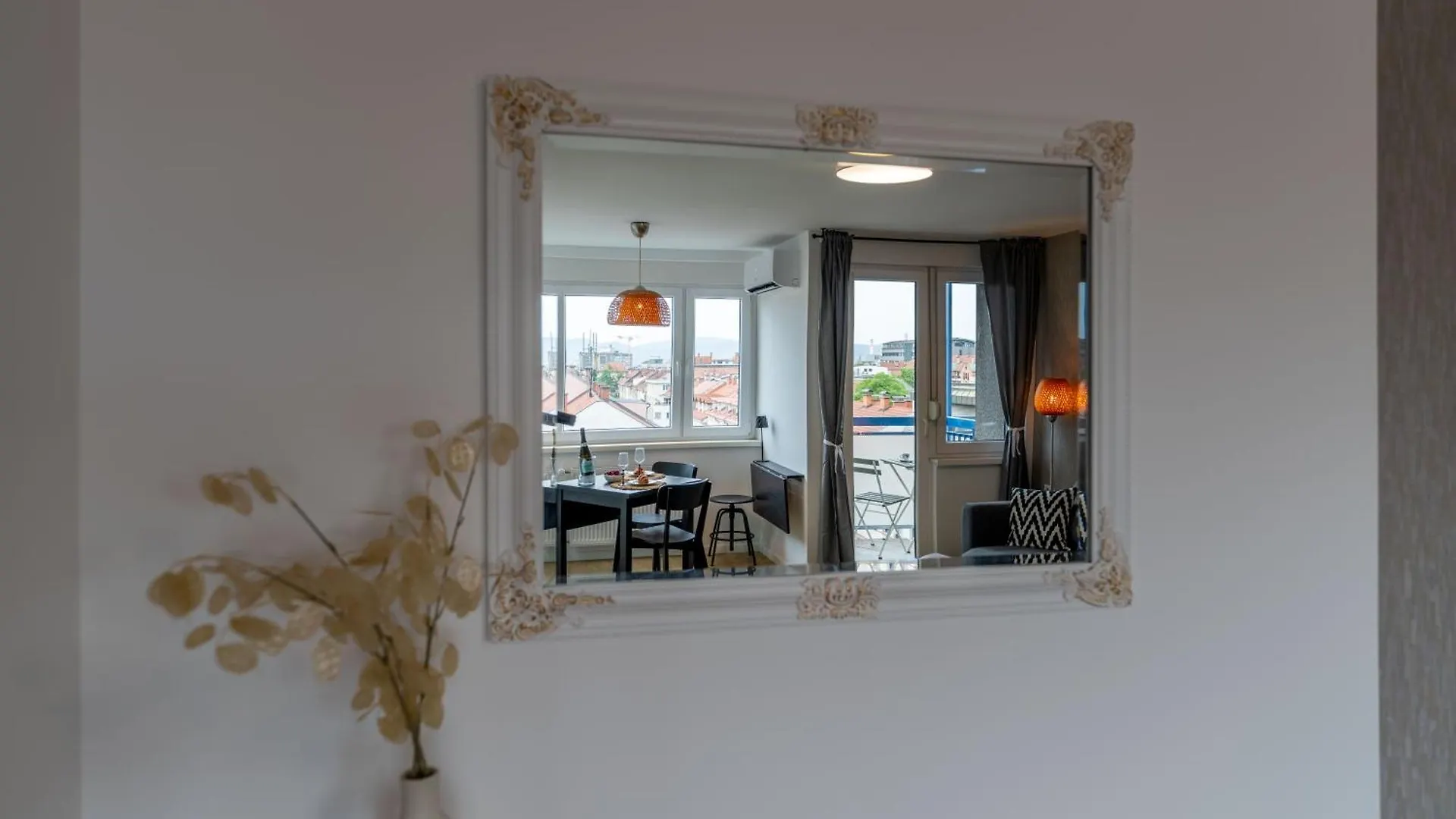 Elegant Tour As Studio Gilly With Open Views And A Balcony In The Center Lubiana Appartamento